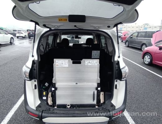 Toyota Sienta – Wheelchair Accessible MPV with Rear Ramp